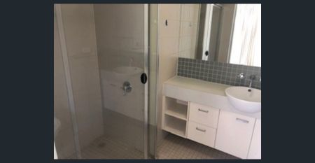 Spacious Apartment with a Lovely Balcony - Photo 5