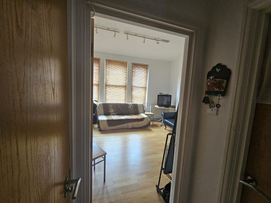 Room in a Shared Flat, Upper Richmond Road, SW15 - Photo 1