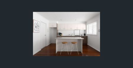 Stylish Newport Living with Private Courtyard! - Photo 5