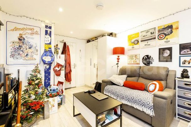 Modern studio set in a beautiful location with outside space inc. Council Tax - Photo 1