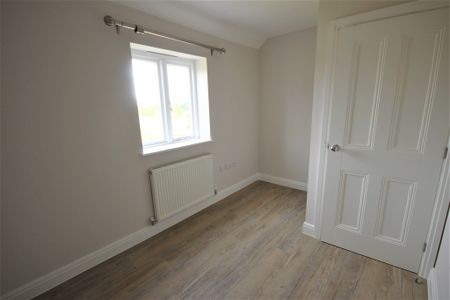 3 bedroom mid terrace to let - Photo 2