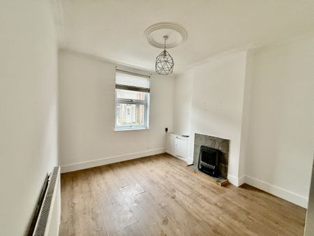 Well-presented 2-bed mid-terrace in Alvaston. Spacious living & dining rooms, modern kitchen, family bathroom. uPVC double glazing, gas heating. On-street parking, maintained rear garden. Close to shops, schools, Pride Park & Derby City Centre. unfurnished, available now. - Photo 2