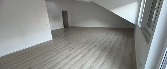 Helle und moderne 3 Zimmer DG-Wohnung mit sonnigem Flair und Balkon in Rödermark Ober-Roden - Photo 1