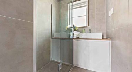 Charming 4BR Home on BlockhouseBay road - Photo 5