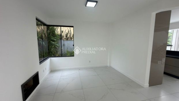 Casa em Condomínio com 4 quartos e 200m² para alugar em Carvoeira, Florianópolis. - Photo 1