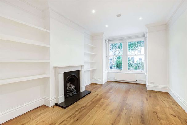 Well proportioned and immaculately presented family home with off-street parking - Photo 1