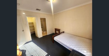 SHARED PROPERTY IDEAL FOR STUDENTS! - Photo 2