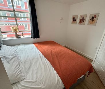 2 Bed Flat, The Carronades, SO14 - Photo 2