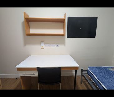 Room in a Shared Flat, Russell St, NG7 - Photo 2
