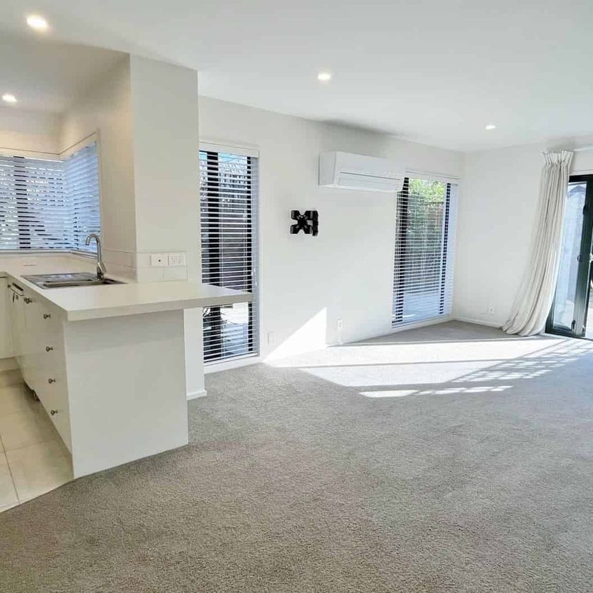 MERIVALE - THREE BEDROOM, DOUBLE GARAGE - Photo 1