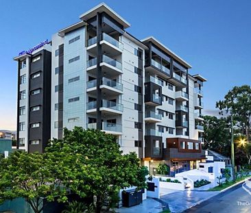 Stylish One-Bedroom Apartment with Superb Views & Unbeatable Location - Photo 3