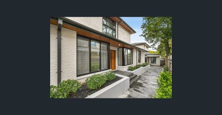 Executive Home - 5 Bedrooms & 3 Bathrooms - Photo 3