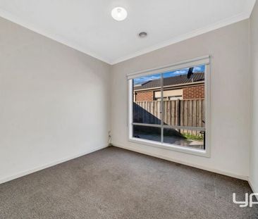 Stylish Living in the Heart of Roxburgh Park - Photo 5