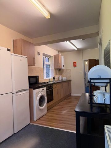 Room in a Shared House, Burgess Road, SO16 - Photo 2