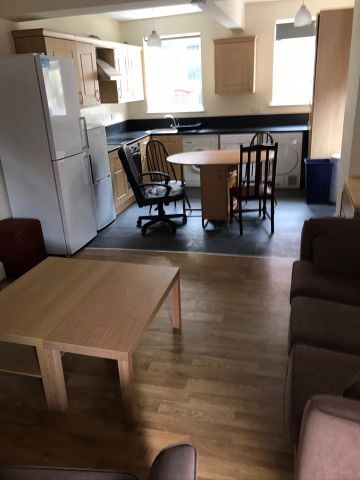 5 Bed Semi-Detached House, The. Nook, S10 - Photo 2