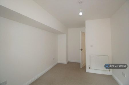 3 bedroom flat to rent - Photo 3