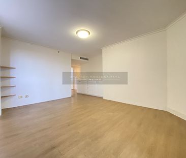 Large One Bedroom plus Huge Study with city views - Photo 5