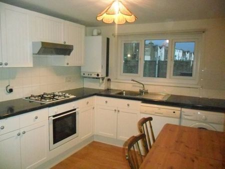 2 Bed Flat, Windsor Road, E10 - Photo 4