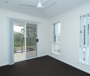 Beautiful Modern 3-Bedroom Townhouse with Ducted A/C - Photo 2