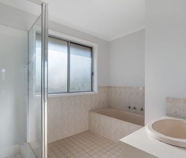 Spacious Two-Storey Home Overlooking Telarah Lagoon - Photo 6