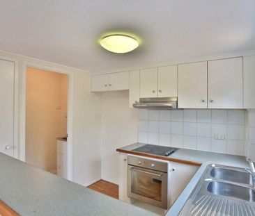 Spacious Air-Conditioned Townhouse in Prime Location - Photo 5