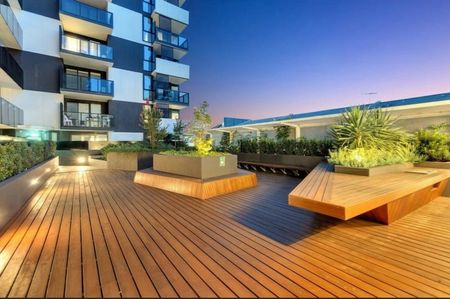 MODERN 2- BEDROOM APARTMENT WITH STUNNING BAY VIEWS + WHITE GOODS - Photo 3