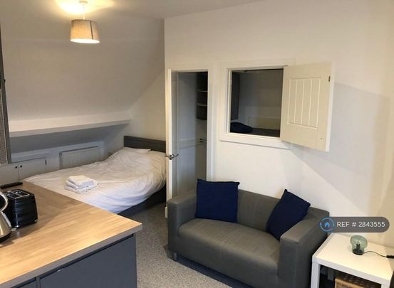 1 bedroom in a house share to rent - Photo 1