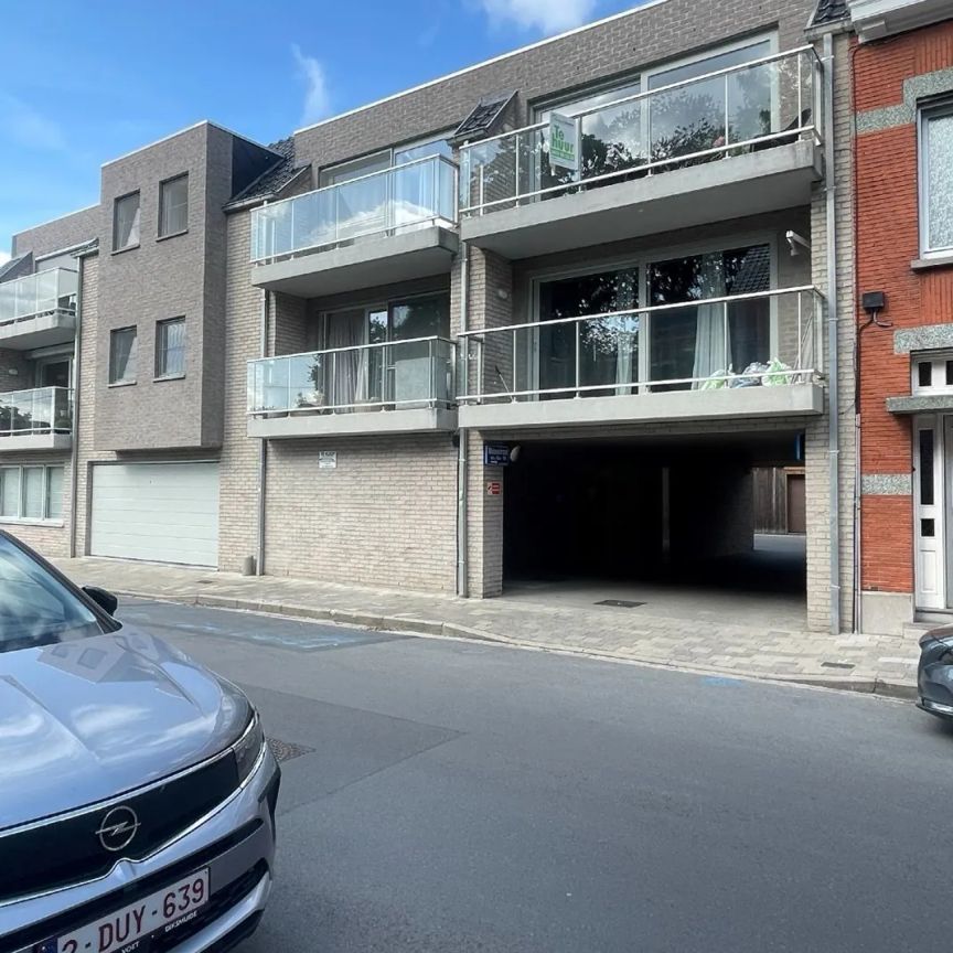 Ruim, lichtrijk appartement met 2 slaapkamers en autostandplaats te Roeselare - Foto 1