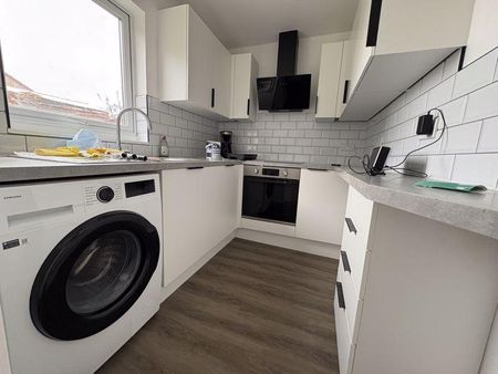 5 bedroom semi-detached house to rent - Photo 2