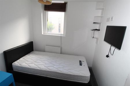 6 bedroom private hall to rent - Photo 3