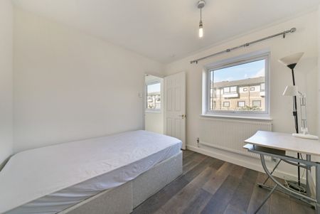 4 bedroom terraced property to rent - Photo 3