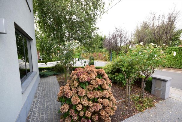 WONING MET ZONNIGE STADSTUIN - Foto 1