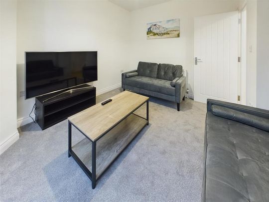 6 bedroom house to rent - Photo 1