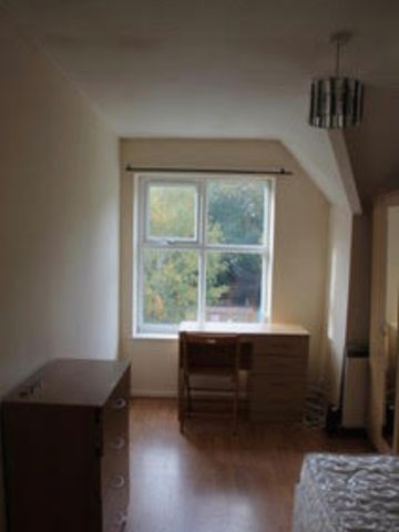 6 Bed - Flats 7&8, 71 Cardigan Road, Hyde Park, Leeds - LS6 1EB - Student - Photo 4