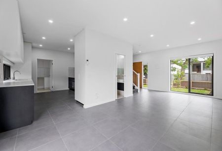 A SPACIOUS FAMILY RETREAT – TOWNHOUSE LIVING AT ITS BEST - Photo 3