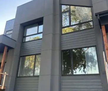 Bright 2-Bed Lower Suite in Strathearn w/ In-Suite Laundry & LRT Ac... - Photo 1