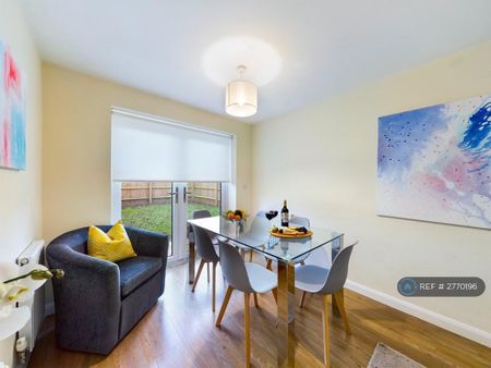 3 bedroom flat to rent - Photo 2