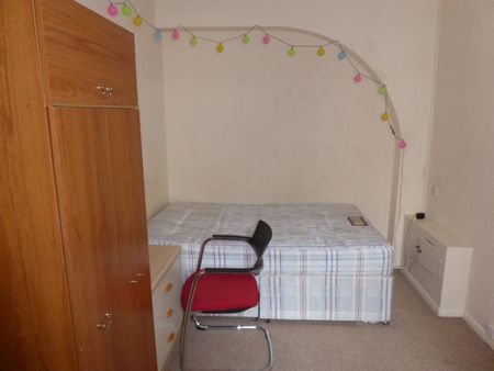 4 bedroom terraced house to rent - Photo 4