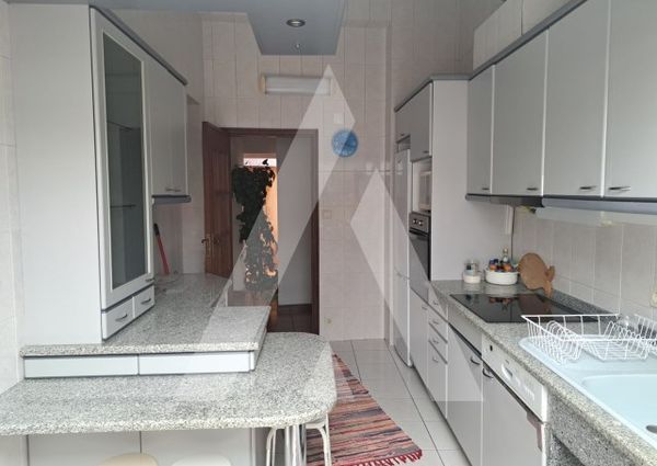 Apartamento T3 com sótão, mobilado e equipado, no Bairro do Liceu!