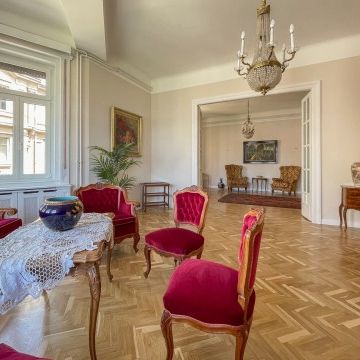 Next to the Parliament - Fotó 1