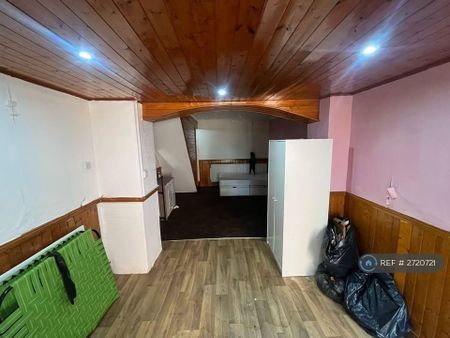 1 bedroom in a flat share to rent - Photo 2