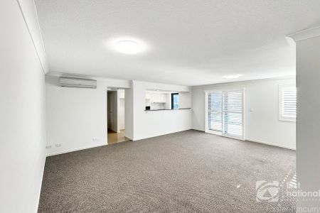 Spacious 2 Bedroom, 2 Bathroom Unit in Prime Lakeside Location - Photo 3