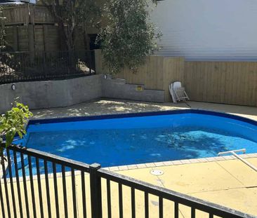 Modern Refurbished Townhouse with Sky Tower View & Pool Access - Photo 1