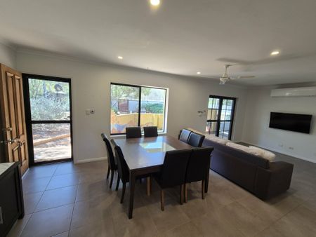 4 BEDROOM, 2 BATHROOM HOUSE IN EASTSIDE WITH LARGE OUTDOOR ENTERTAINING AREA - Photo 5