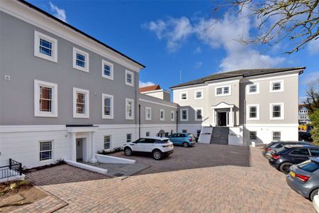 A beautifully presented two bedroom ground floor apartment, centrally located on Station Road - Photo 2