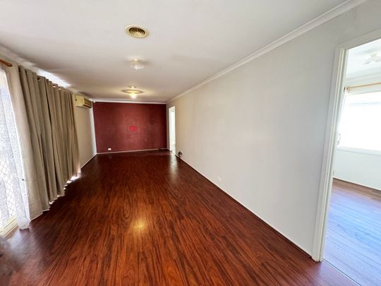 Spacious 4-Bedroom Family Home in Prime Werribee Location! - Photo 1