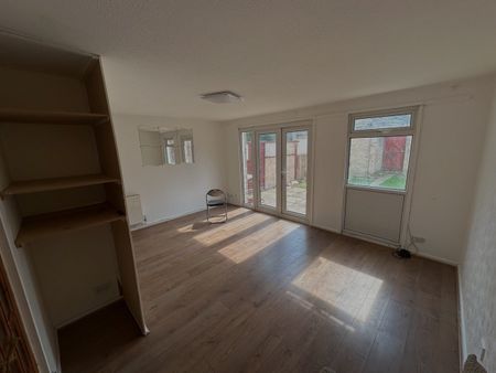 3 Bed Semi-Detached House, Medway Close, CR0 - Photo 2