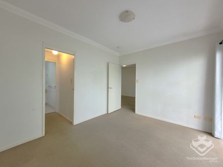 2 BEDS + LARGE STUDY MODERN APARTMENT NEXT DOOR TO INDOOROOPILLY SHOPPING CENTRE - Photo 3