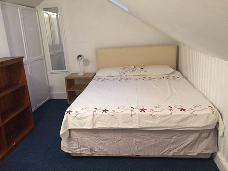 1 bedroom in a house share to rent - Photo 4