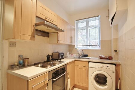 Latymer Court, Hammersmith Road, Hammersmith, London, W6 - Photo 3